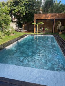 vue de la piscine avec sa plage immergée