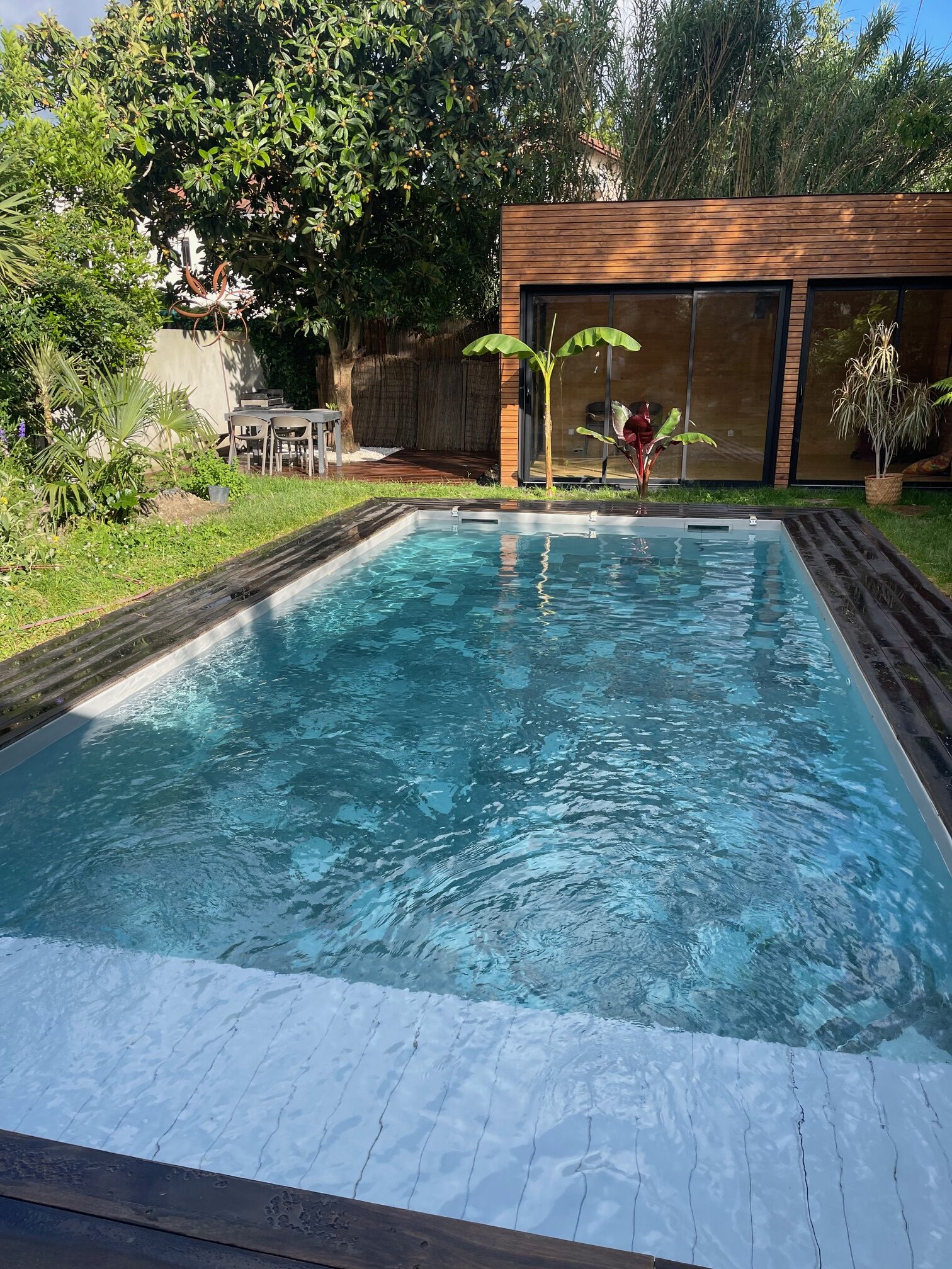 vue de la piscine avec sa plage immergée