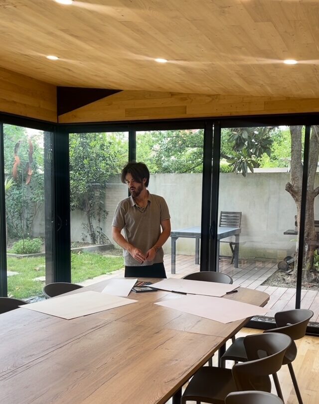 Gabriel Vincent donne un cours de Manga au studio Toulouse Lasserre