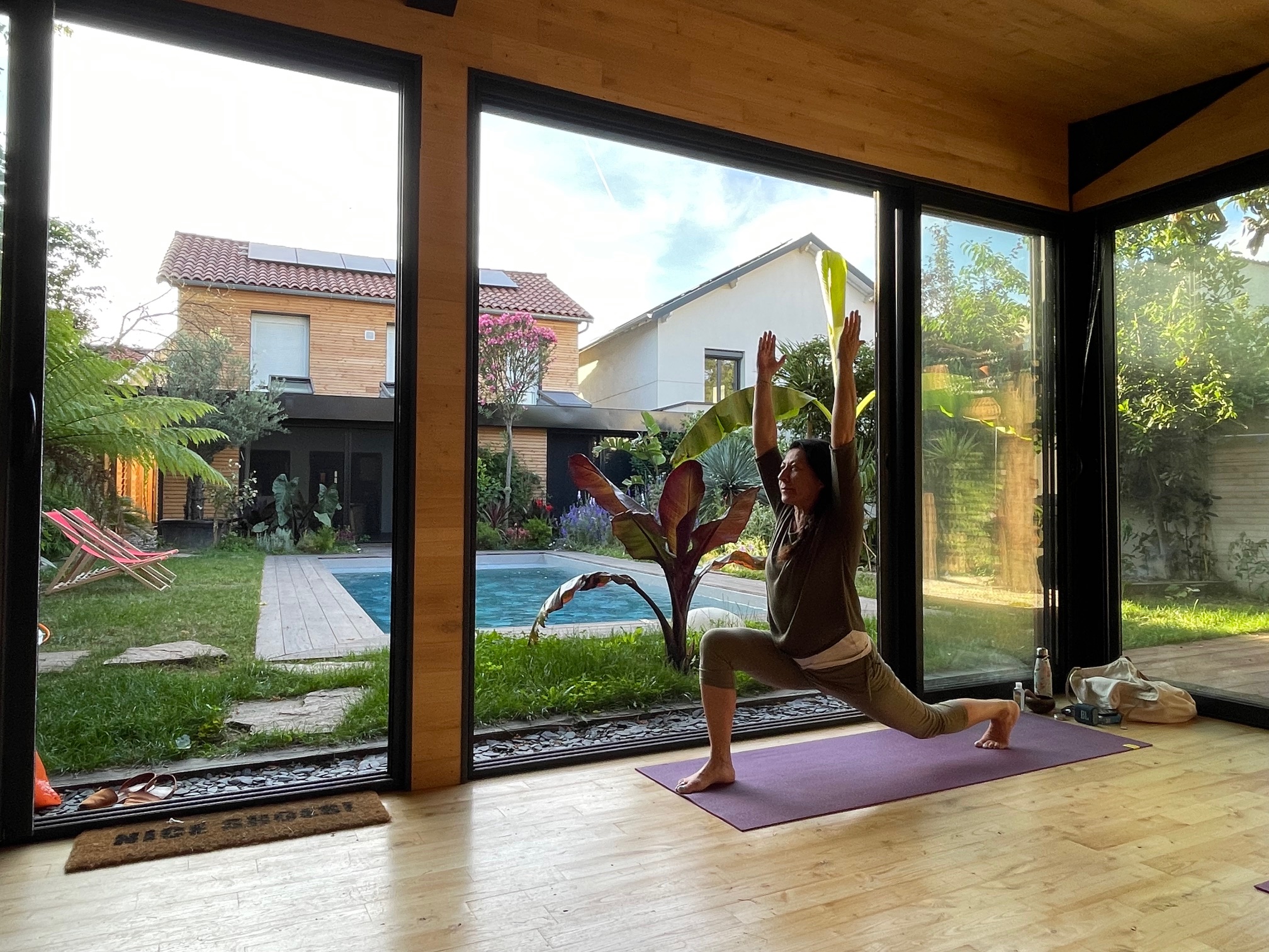 Position de Yoga, avec la salutation à la lune de Virginie