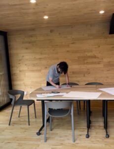 On aperçoit Gabriel Vincent en train de dessiner