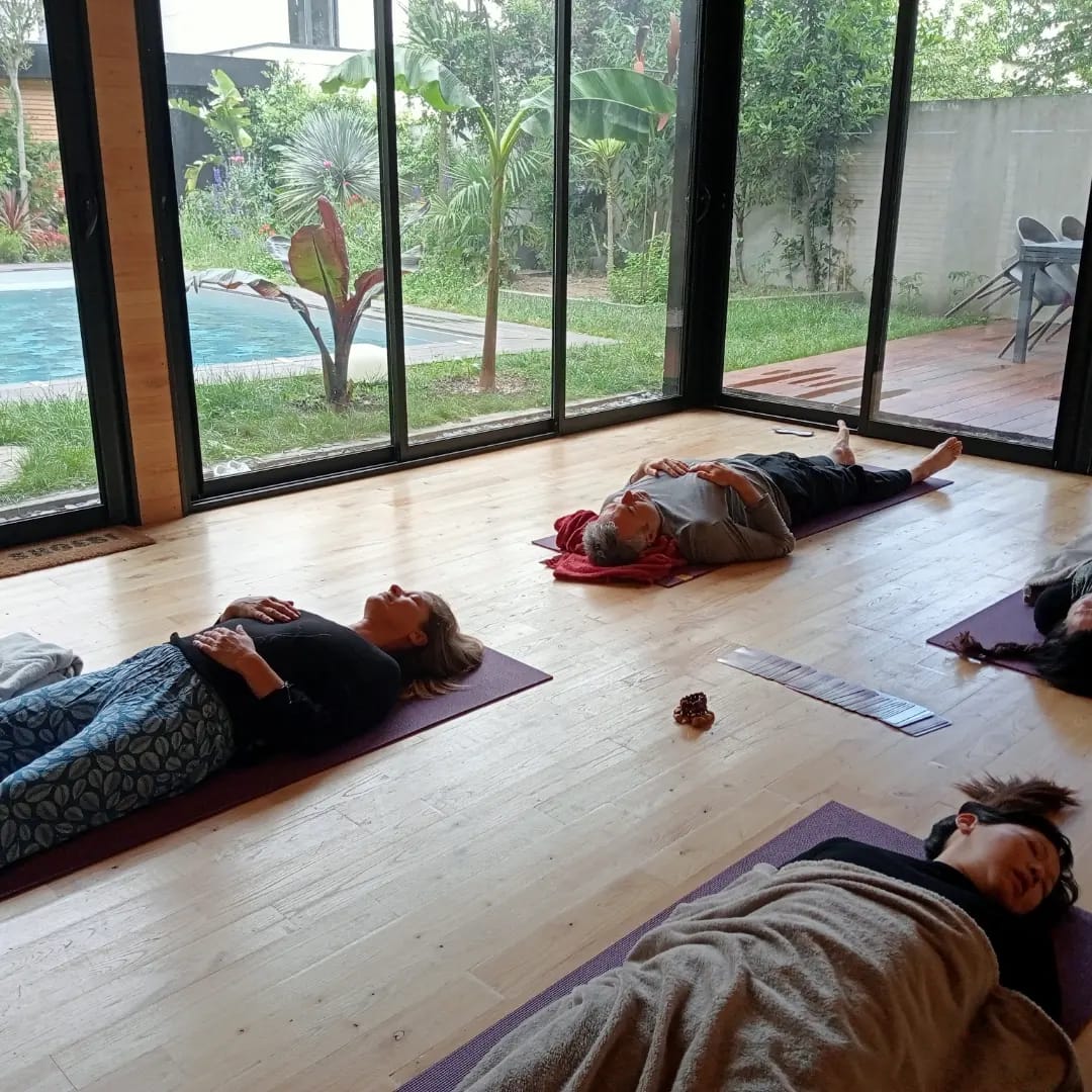 personnes allongées lors d'une séance de Kundalini, activation d'énergie au studio Lasserre