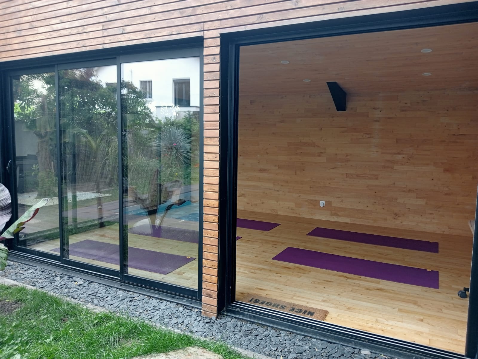 Vue depuis l'entrée du studio en mode yoga avec les tapis