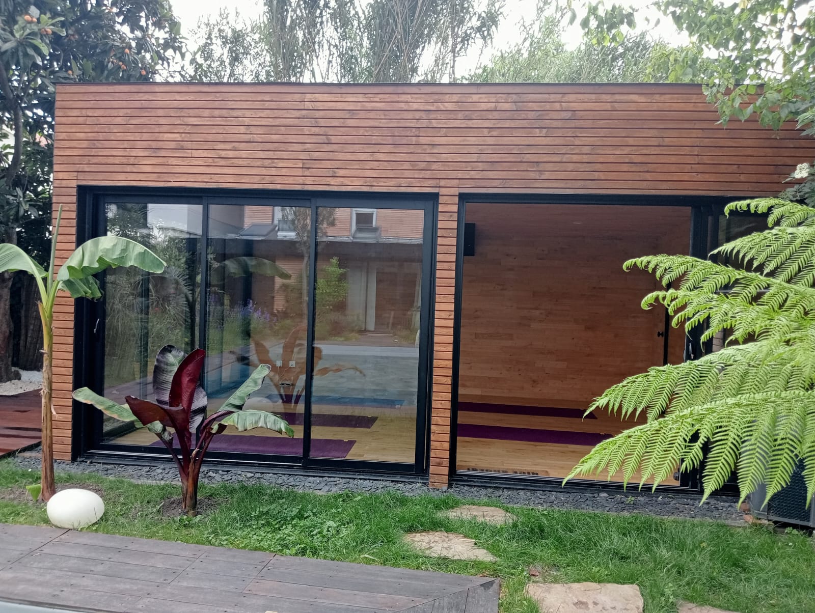 Salle de Yoga, vue depuis le jardin