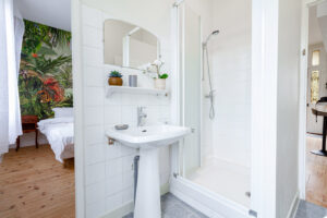 C'est la vue de la salle de bain principale avec les deux portes d'accès.