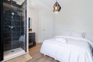 chambre numéro 3 avec sa douche et un lavabo