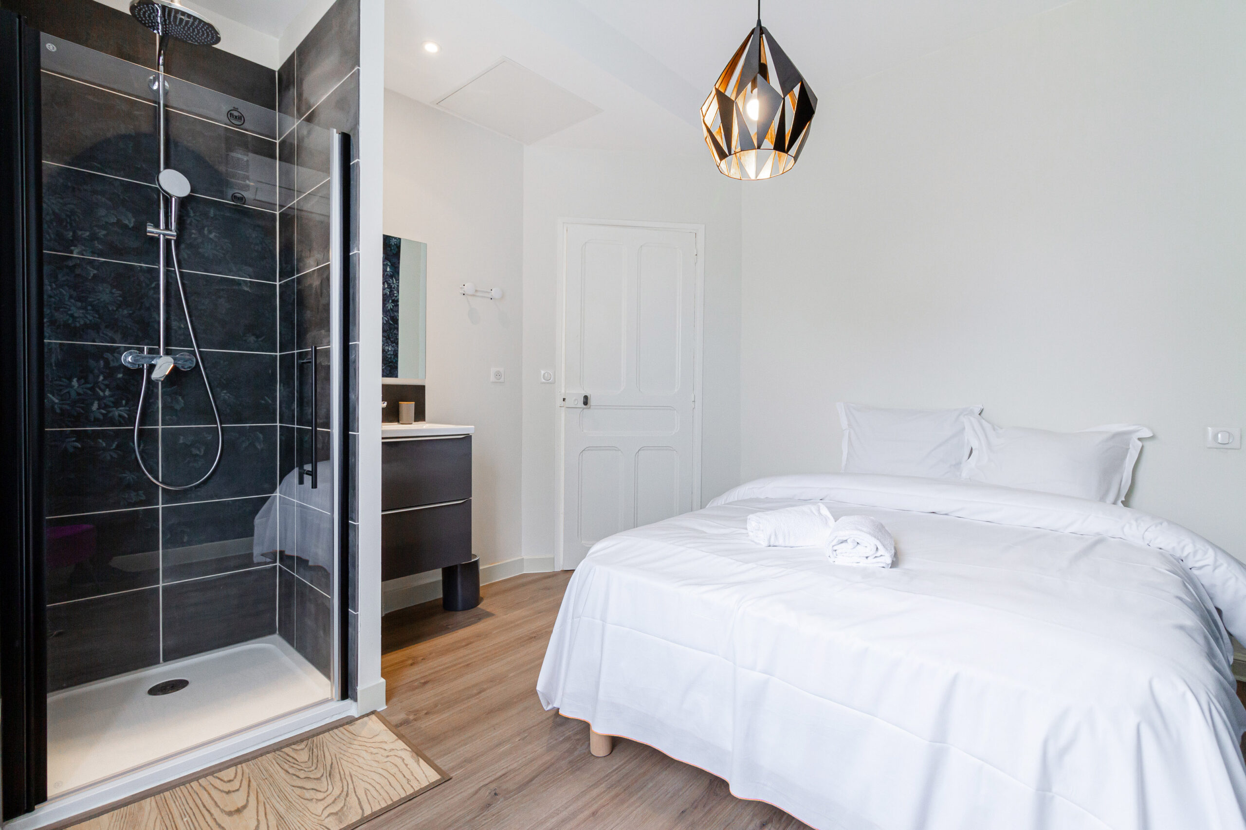 chambre numéro 3 avec sa douche et un lavabo