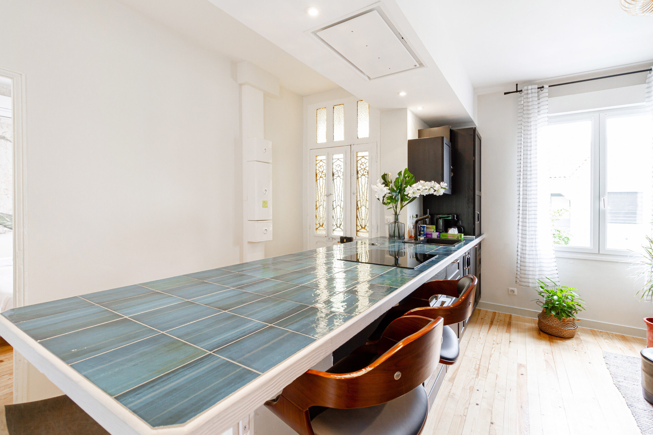 Vue depuis le bar vers la porte d'entrée